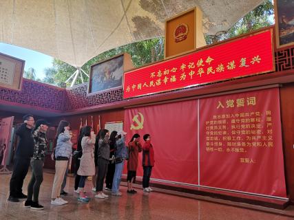 国际人：红色之旅 唤起心中的红色魂