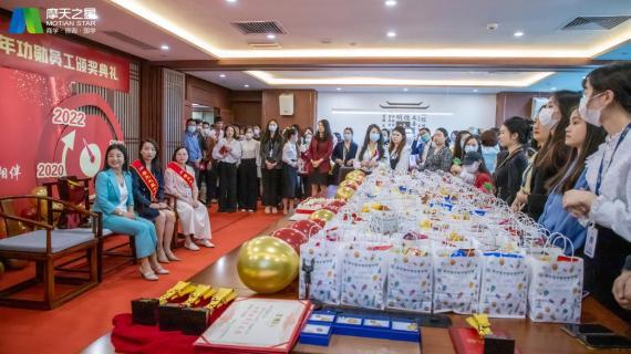 “ 感恩有你 · 一路相伴 ”国际人10年功勋员工颁奖典礼圆满举办